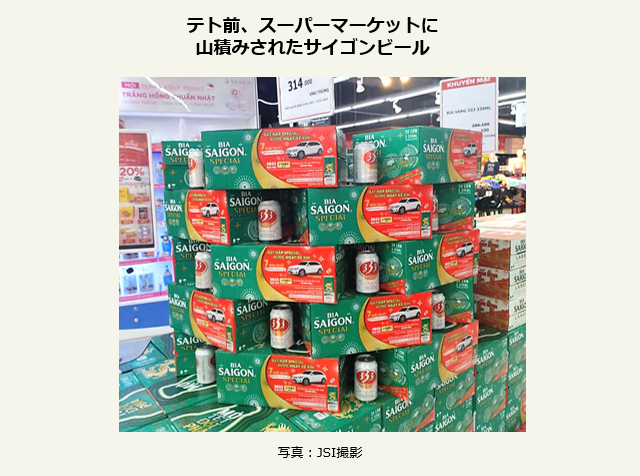 テト前、スーパーマーケットに山積みされたサイゴンビール